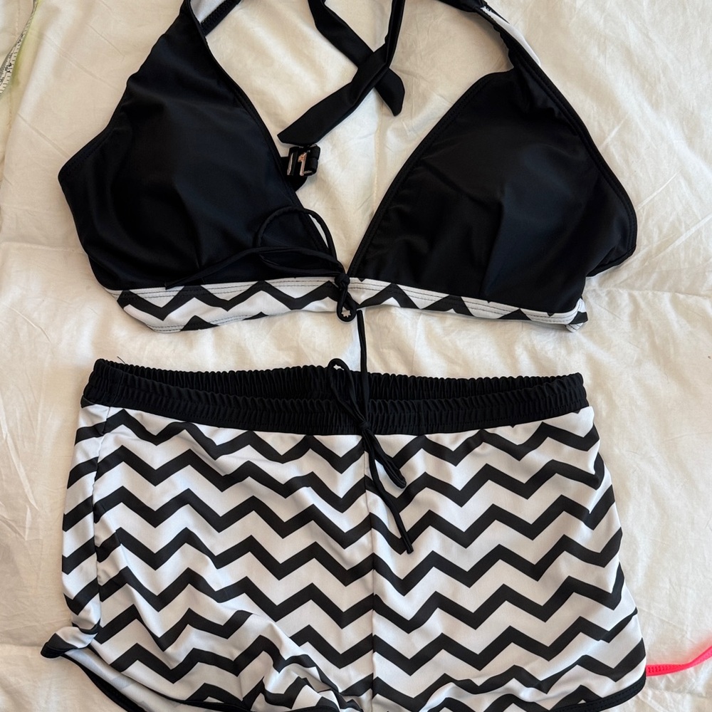 Source Unknown Black And White Zigzag Bikini - image 1